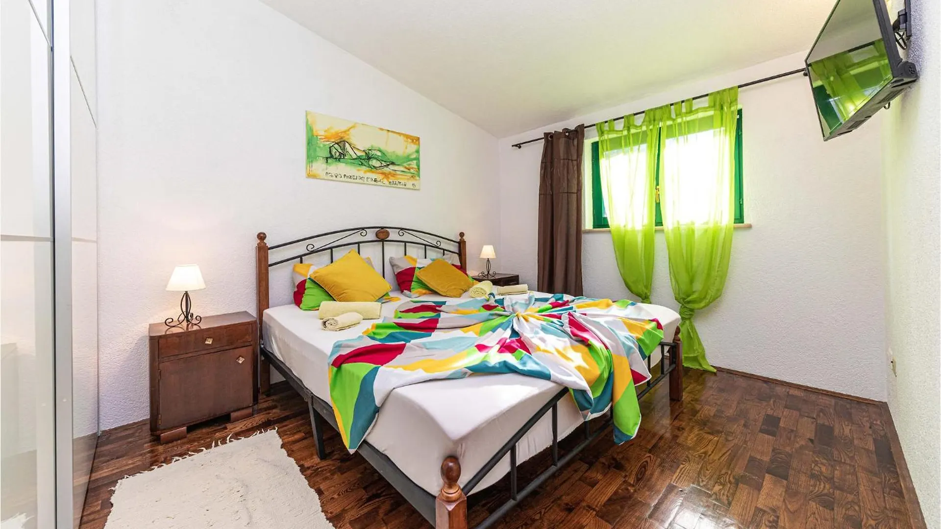 2 Bedroom Lovely Apartment In Mastrinka Trogir