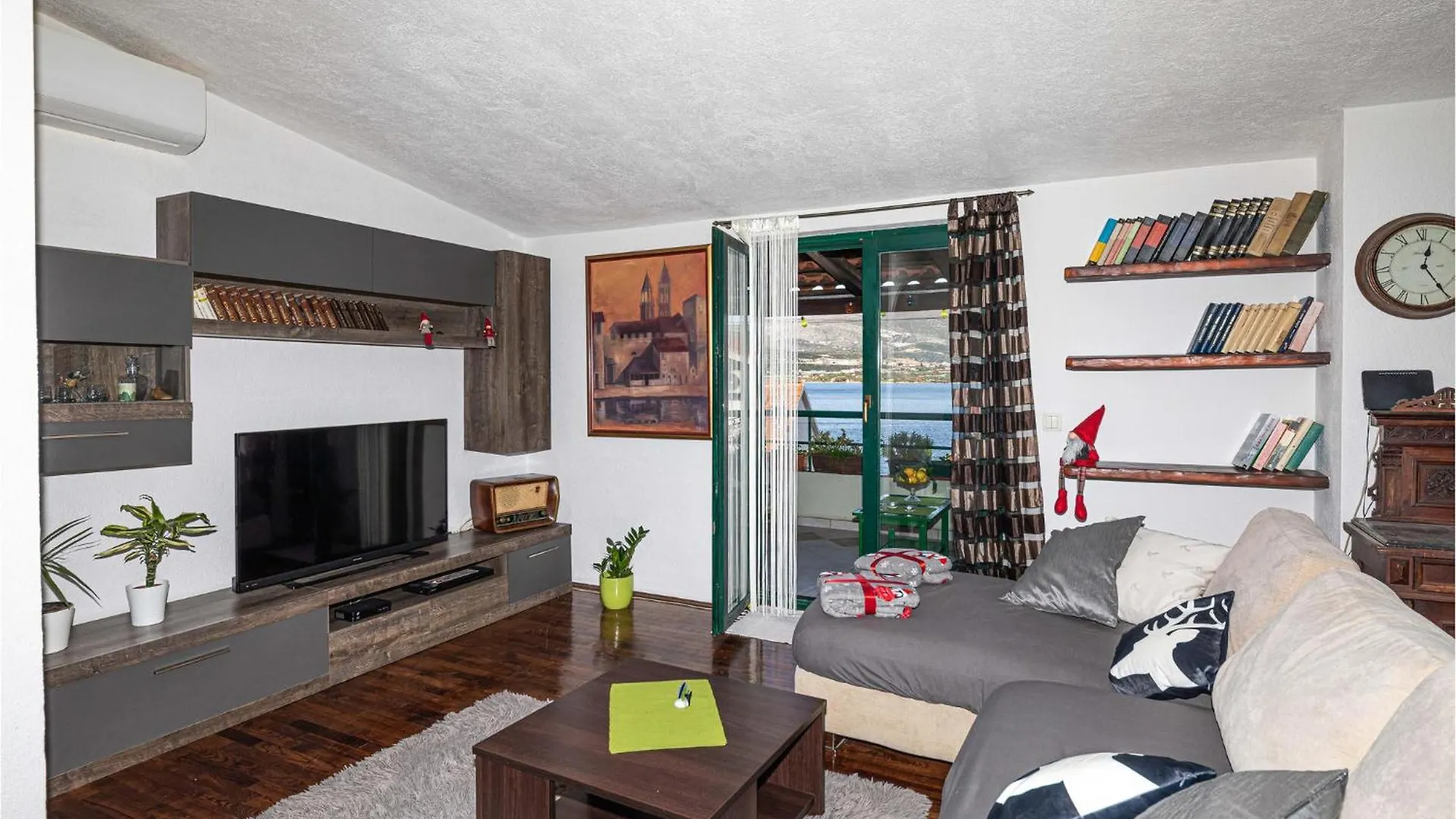 2 Bedroom Lovely Apartment In Mastrinka