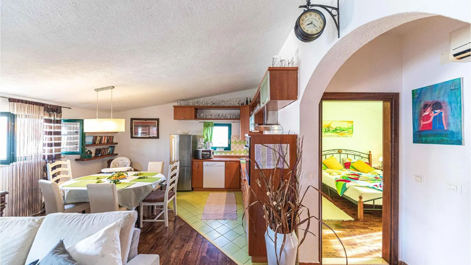 2 Bedroom Lovely Apartment In Mastrinka Trogir
