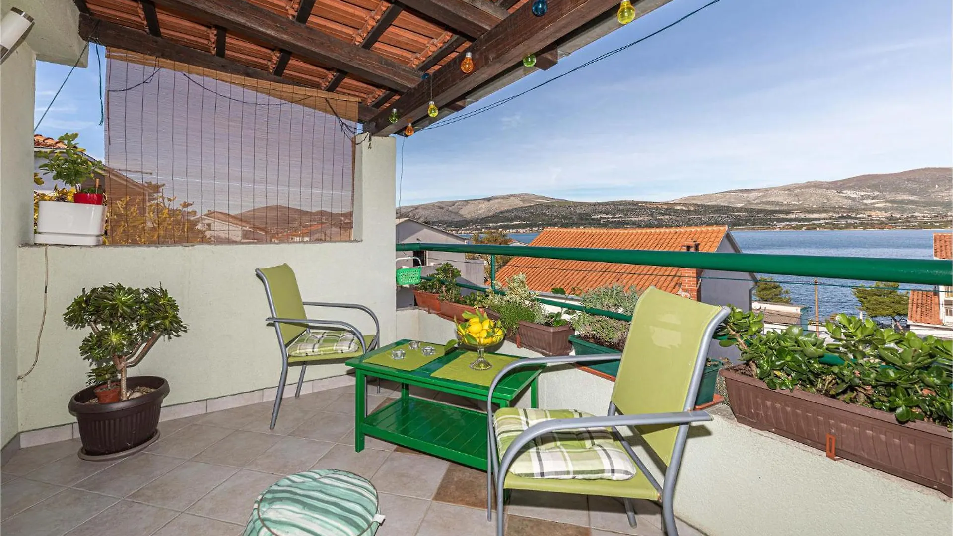 2 Bedroom Lovely Apartment In Mastrinka Trogir